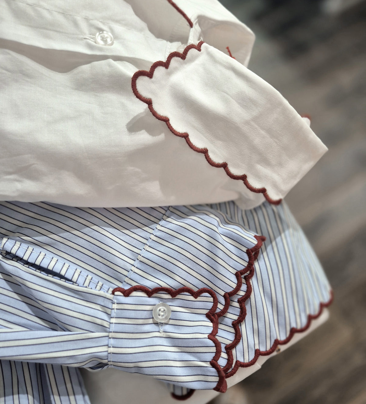 Chemise brodée Edith / blanc ou rayures bleues